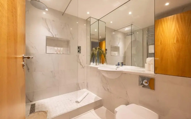 The Crystal Quarters - Modern & Bright 2BDR Apartment