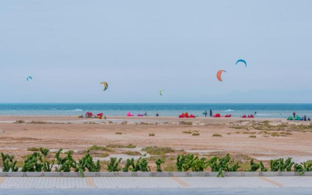 Seaview 3 BR with Beach & Pool access BBQ in Mangroovy