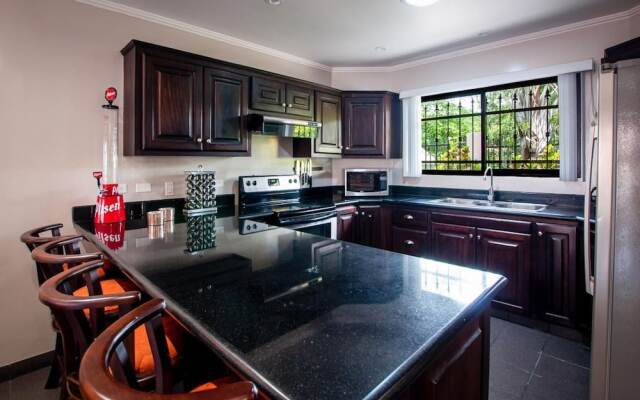 Elegant House 3-bed/2-bath With Large BBQ Patio