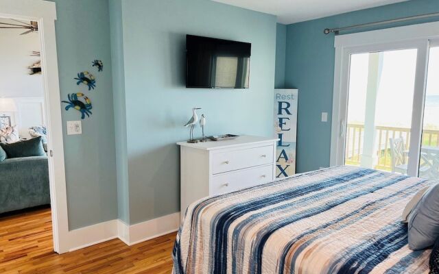 Holden R Breath 4 Bedroom Home by RedAwning