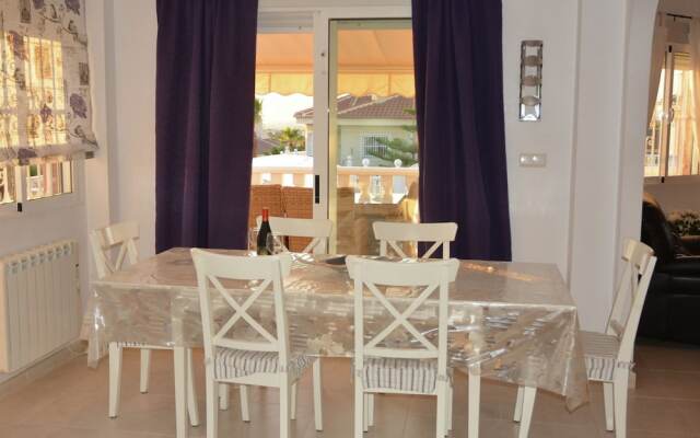 Large Villa With Private Pool and Five Bedrooms in Benijofar