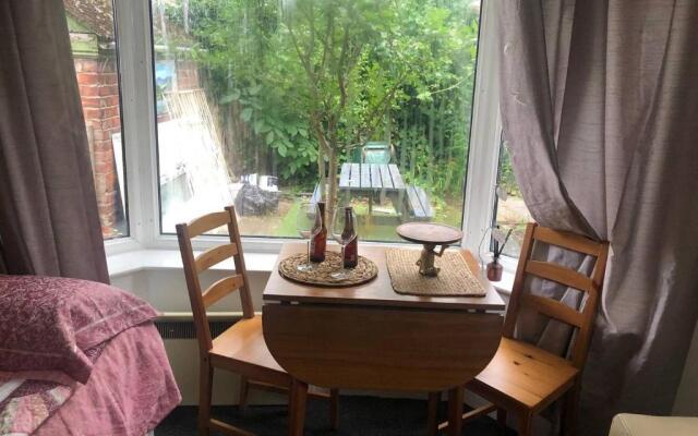Private Studio Flat Great Location in Manchester