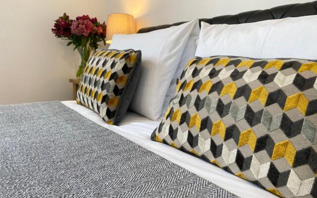 Stylish Maisonette and studio in Victoria