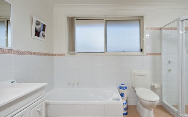White Waves, 7B Achilles Street
