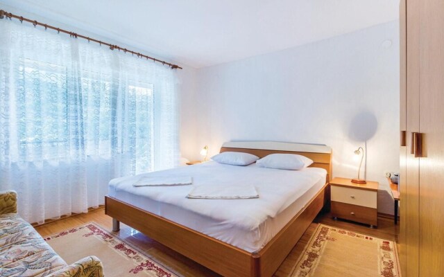 Stunning Home in Knezica With Wifi and 2 Bedrooms