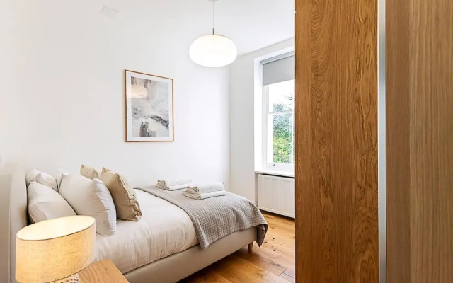 Stylish Chelsea Escape With Private Outdoor Oasis!