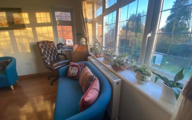2-bed Apartment in High Wycombe Private Garden