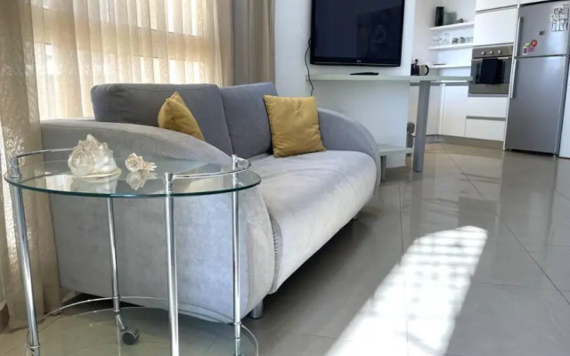 Sunny 3BR Apartment Golf Residence