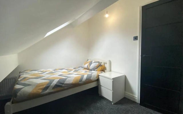 Pristine 2 bedroom apartment with off street parking