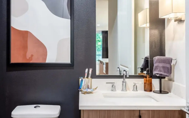 Massive 10br Compound6 Min to Downtown Austin