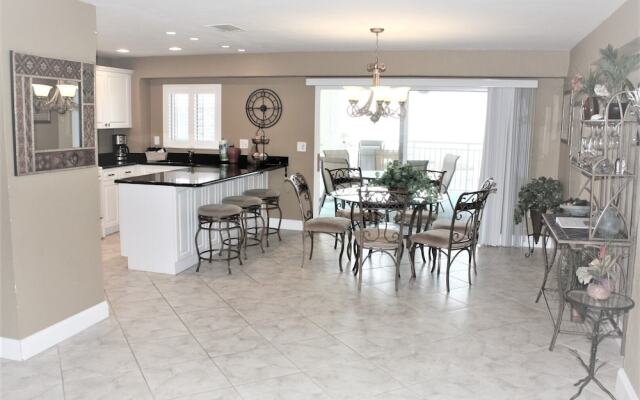 Jamaica Royale - 405 - 2 Br Condo