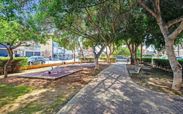 Sanders Cruise - Lovely 1-bdr Apt With Balcony