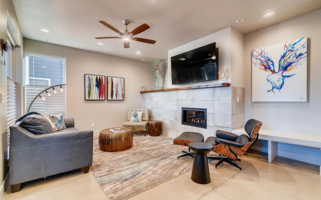 Fancy Townhome Near Old Town, Breweries and River!