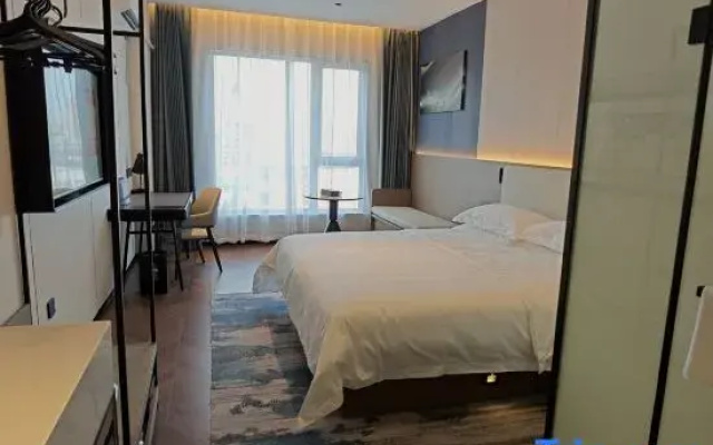 Sakura Light Luxury Hotel (Luohe Xintiandi Pedestrian Street)