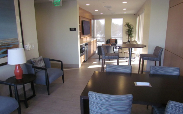 Apartment with Full Amenities - Miracle Mile