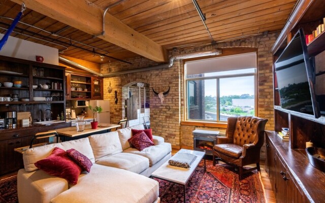 Rustic 1 Bedroom Loft Apartment in Queen Street West