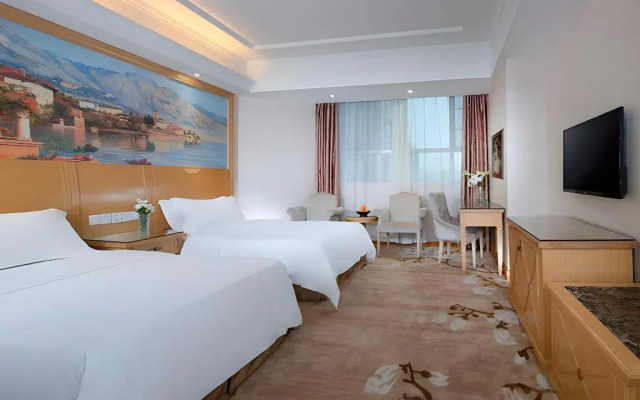Vienna Hotel Guangdong Dongguan Tangxia South High-Speed Railway Station