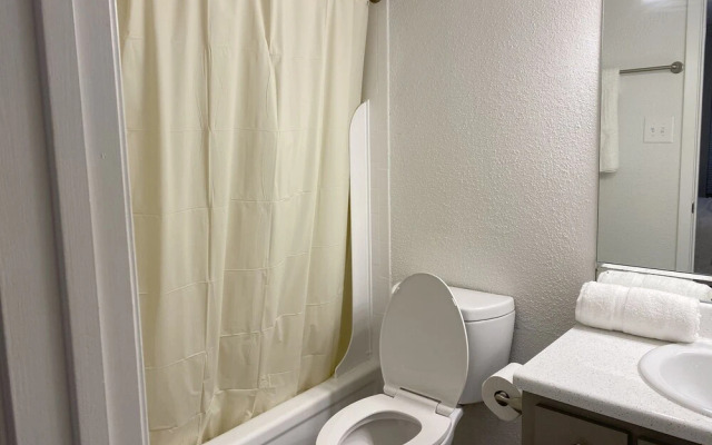 OYO Apartments at Eden Pointe