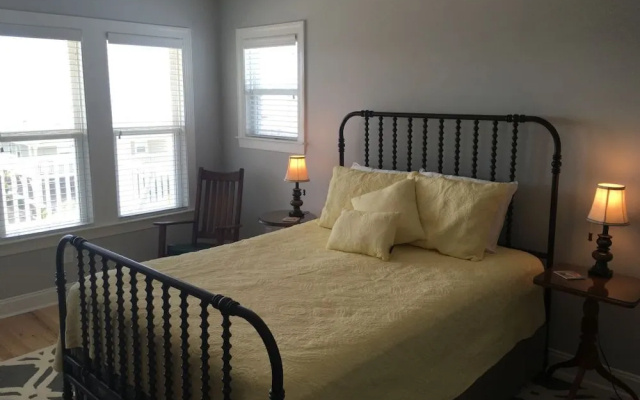 Best Day Ever 4 Bedroom Home by RedAwning