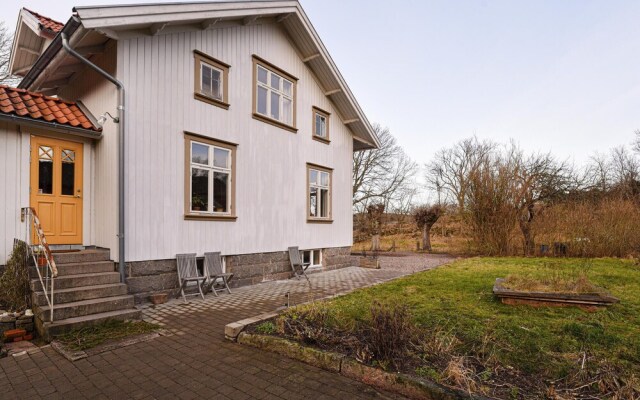 Nice Home in Hamburgsund With 5 Bedrooms and Wifi