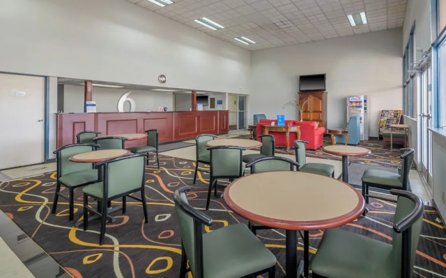 Super 8 Motel - Forsyth