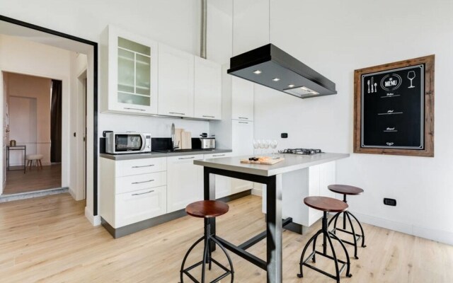 Large & Stylish 3 bed Flat in Excellent Location