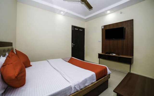 OYO 27825 Hotel Royal