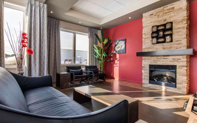 Econo Lodge Inn & Suites