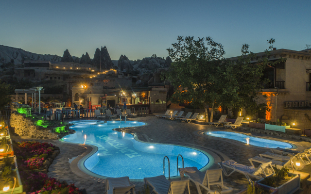 Holiday Cave Hotel