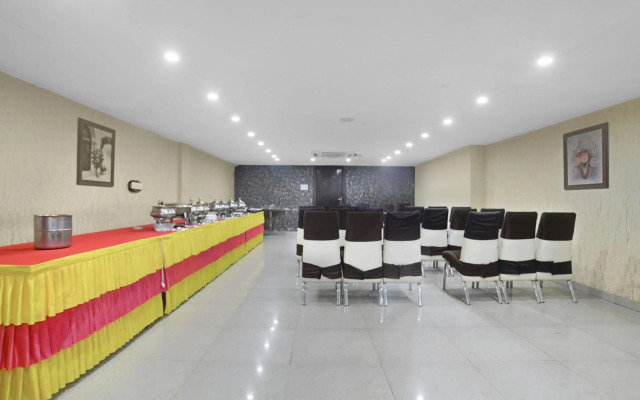 OYO Townhouse 704 Hotel Divya Palace