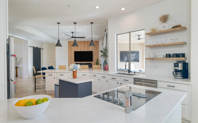 Montoya By Avantstay Pool, Putting Green, Views