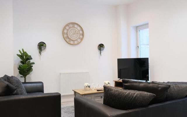 Modern House & Contractors & City Centre & Free Parking