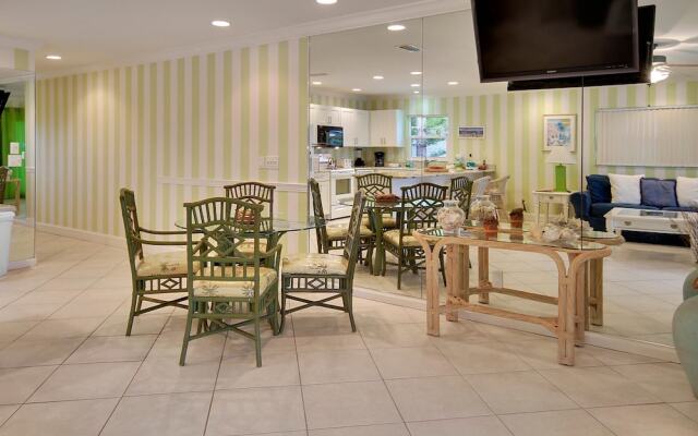 Sunset Villas 4 Awesome Views/2 Balconies/pool/deck/bbq!