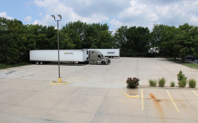 Greenlight Inn & Suites