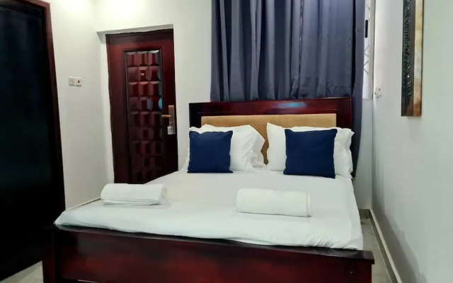 Spacious, Quiet & Cozy- Close to Highway-parking