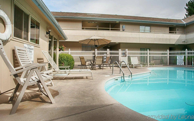 RiverTree Inn & Suites