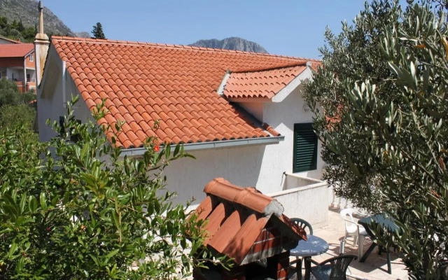 Apartments by the sea Brist, Makarska - 6813