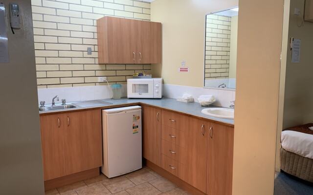 Riverland Motor Inn & River's Restaurant