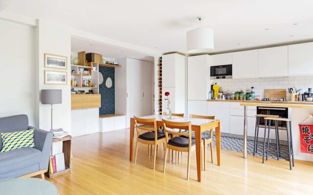 Bright and Modern Apt With Patio in Paris 18th!