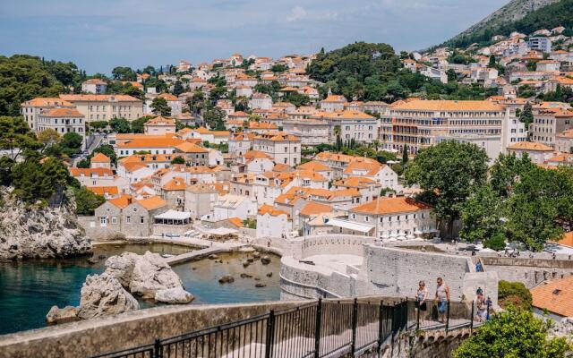 Art Deco Rooms by DuHomes