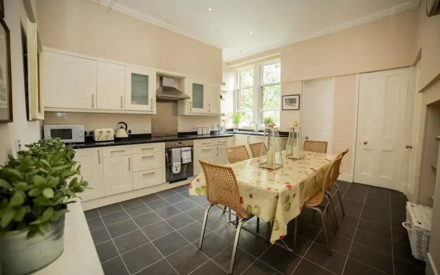 3 Bed Luxury West end Apt - Sleeps 6!
