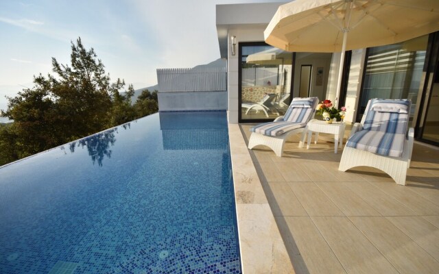 Villa Ural by Helaltatilvillalari