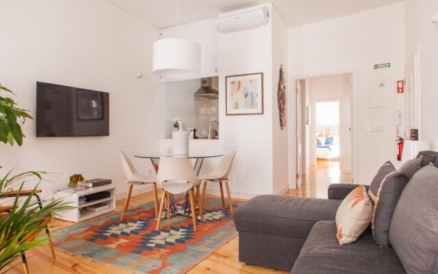 Cozy 1St Floor Flat Central Chiado District With Balconies And Ac 19Th Century Building
