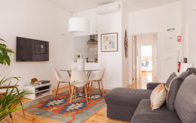 Cozy 1st Floor Flat Central Chiado District With Balconies and AC 19th Century building