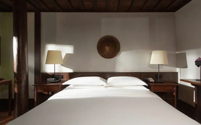 Lijiang Old Town Lanshe Hotel