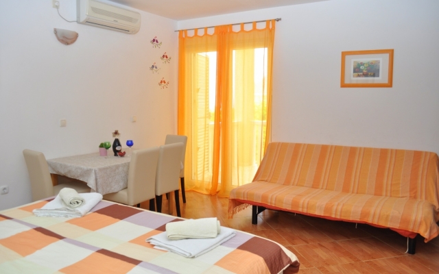 Studio apartment Ivi - big parking and courtyard SA3 Makarska, Riviera Makarska