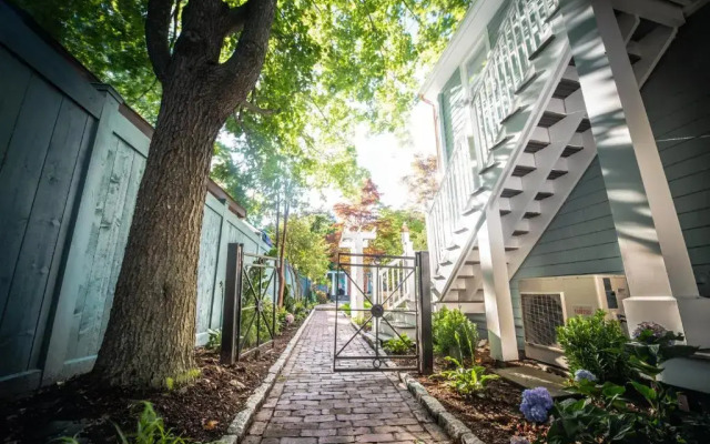 Town & Tide Inn