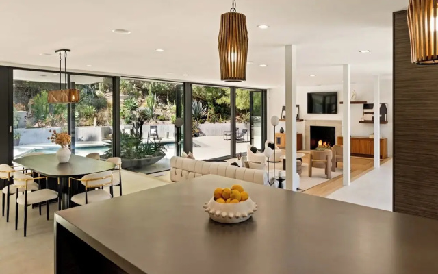 Valea Estate - Secluded Beverly Hills Retreat 1-acre Oasis