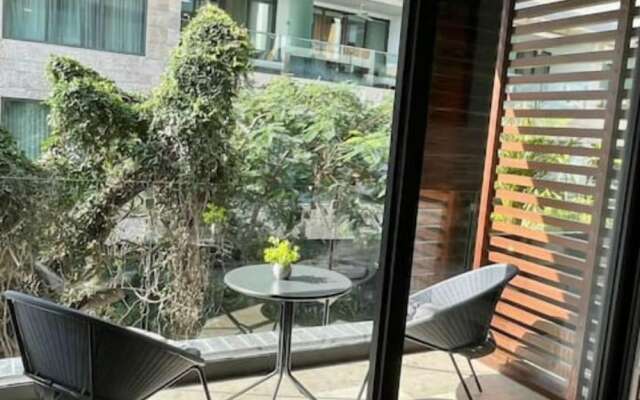 Apartments near 5th Avenue with Rooftop Ocean View