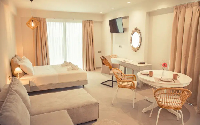 IO Luxury Pool & Hot Tub Suites